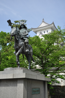 初代藩主　戸田氏鉄の像