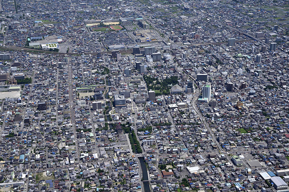 奥の細道むすびの地記念館を南から北へ