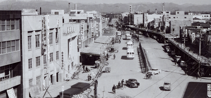 戦災復興事業により整備された大垣駅前通り／昭和37年