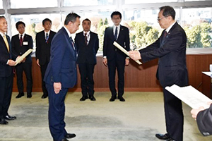 国土交通大臣から表彰状を受け取る石田市長