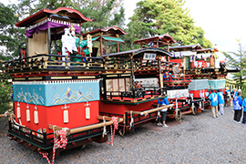 白鬚神社の前に並ぶ5両の軕
