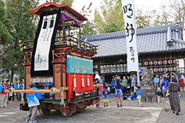 白鬚神社前での奉芸の様子