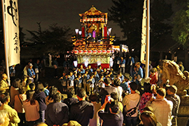 白鬚神社前での奉芸の様子