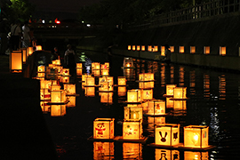万灯流しの様子